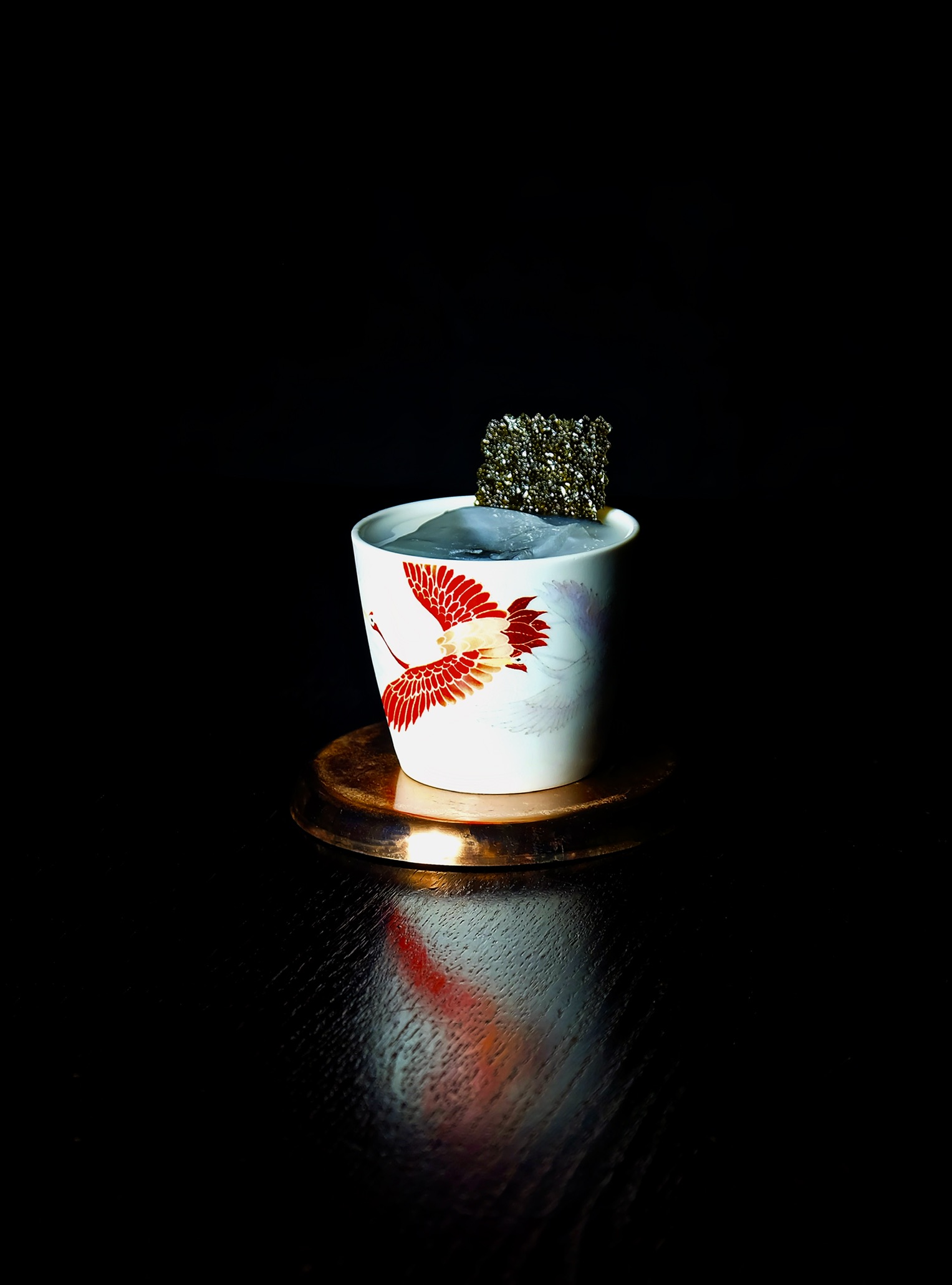 Cocktail auf dunklem Hintergrund