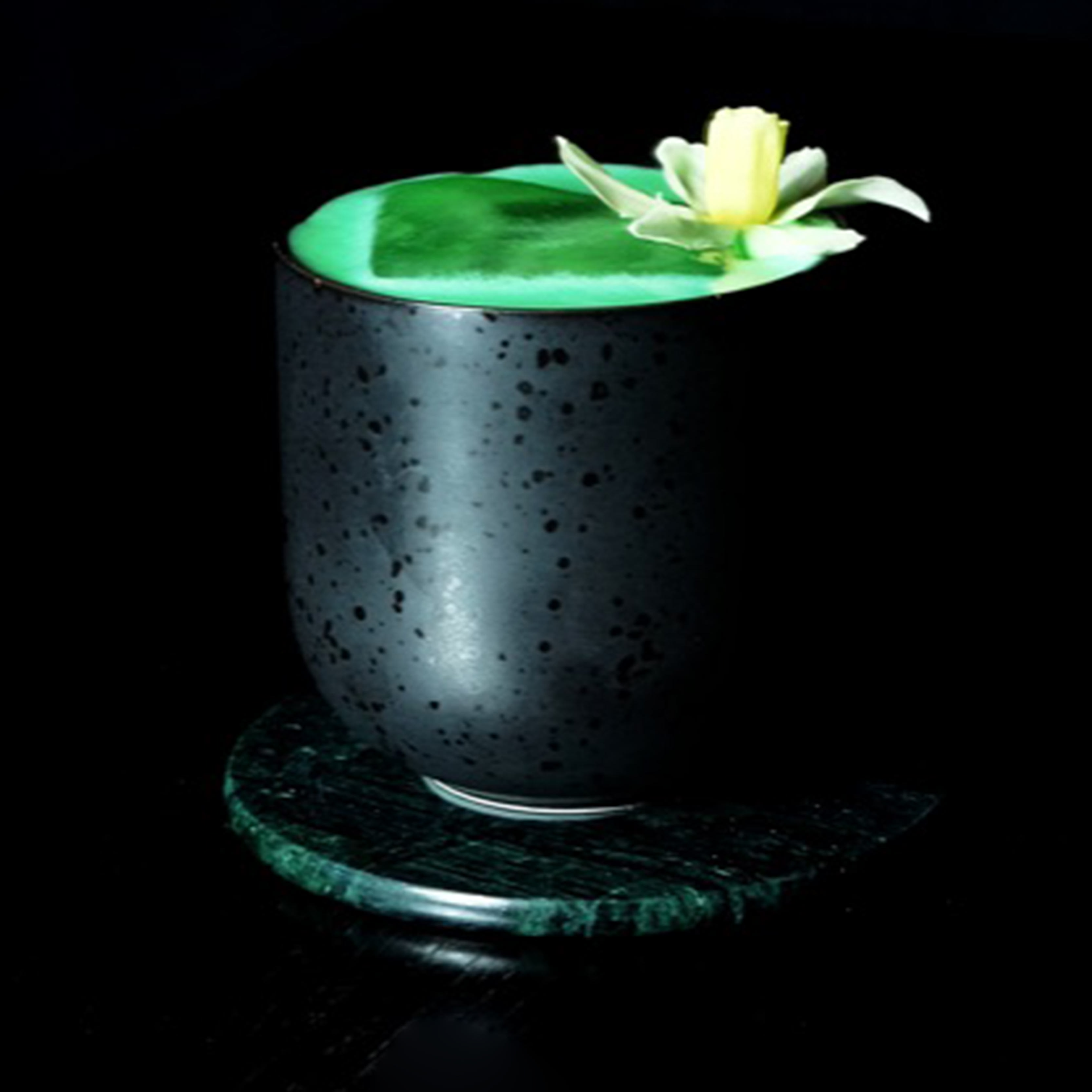 Grüner Cocktail mit Blüte